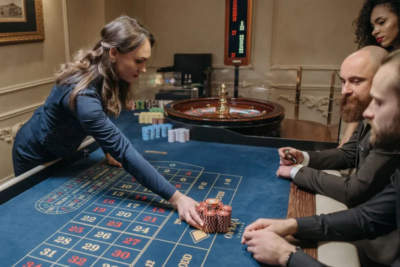 Dealers, Cameras, and Cards: How Live Gaming Is Rewriting the Online Casino Playbook